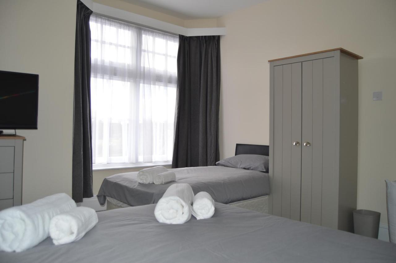 The Rose & Crown Hotel Bulford Buitenkant foto